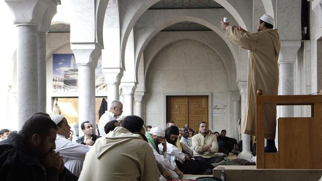 L'Imam Youssef Ibram s'exprime lors de la prière du vendredi à la Mosquée de Genève. [Martial Trezzini]