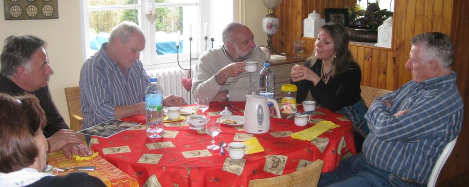 Eveylne Ravidat, Robert Koessler, Richard Koessler et Alain Jean. Cousins et amis d'enfance d'Alain Bashung en Alsace. Ici chez Evelyne Ravidat, lors d'une réunion de famille dans le Périgord. [David Golan]