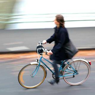 Le vélo, de plus en plus présent dans nos villes, une autre manière de se déplacer. [alex]