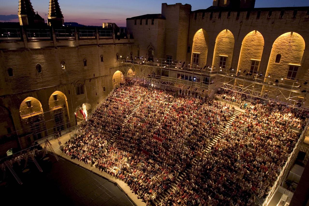 Cour d'honneur du Palais des papes. [festival-avignon.com - christophe raynaud de lage]