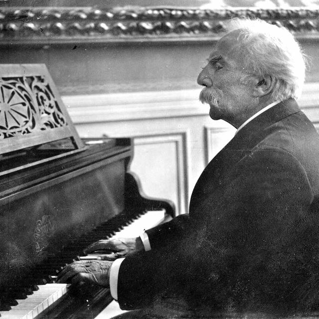 Gabriel Fauré à son piano. [roger-viollet/afp]