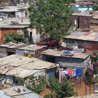 Bidonvilles du Township de Soweto, à 15km de Johannesburg, dont c'est le 30ème anniversaire des émeutes [wikipedia]