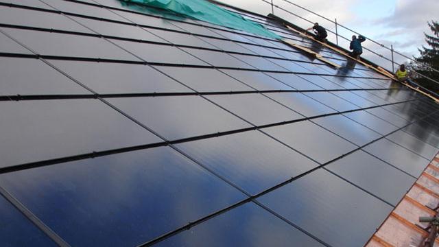 L'installation du toit "solaire" de la salle de gymnastique de Cartigny. [sun-power.ch]