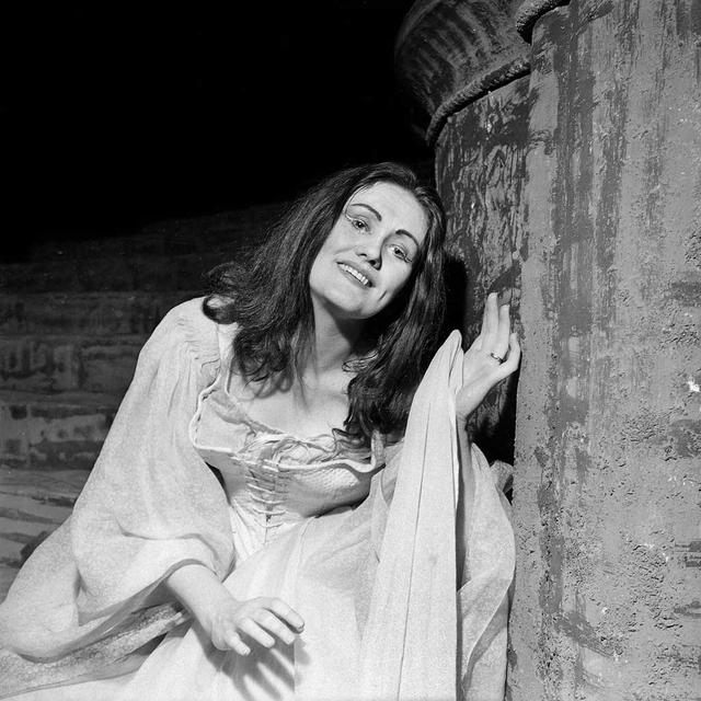 Joan Sutherland dans "Lucie de Lammermoor" de Gaetano Donizetti. Opéra de Paris, avril 1960. [lipnitzki / roger-viollet - afp]