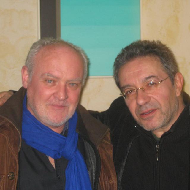 Jean Fauque (à droite), auteur-compositeur-interprète. Parolier et ami d'Alain Bashung dès 1973. Il a coécrit les textes de "Novice" (partiellement) "Osez Joséphine", "Chatterton"; "Fantaisie Militaire" et "L'imprudence". Ici à Paris, en compagnie de Gérard Suter, producteur de la série. [David Golan]