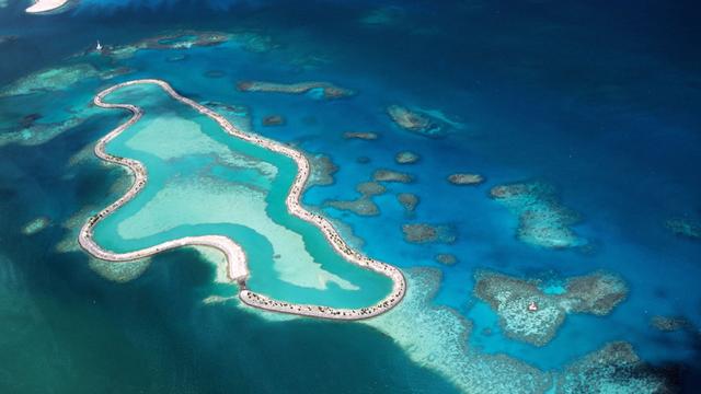 Le fragile équilibre des zones coraliennes des Seychelles menacé par le tourisme de masse. [hemis.fr - Bruno Barbier]
