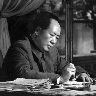 Mao Zedong à son bureau à Pékin en 1966.