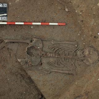 Squelette de femme découvert sur le site du Mormont en 2006. [Keystone - Archeodunum]