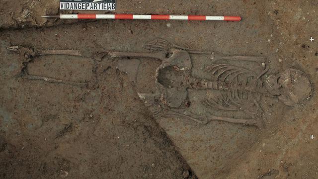 Squelette de femme découvert sur le site du Mormont en 2006. [Keystone - Archeodunum]