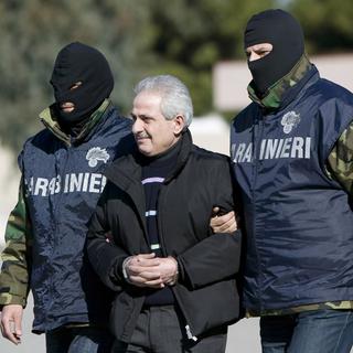 La police italienne escorte Pasquale Condello, un puissant chef mafieux de la Ndrangheta, lors de son arrestation le 18 février 2008. [Antonio Taccone]