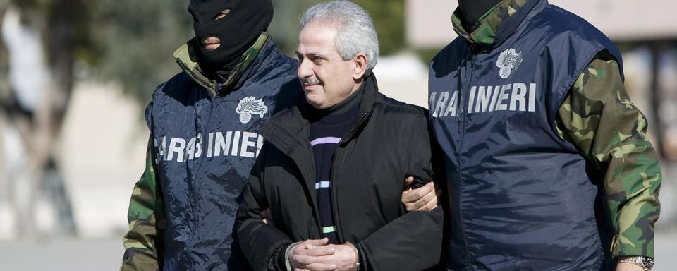 La police italienne escorte Pasquale Condello, un puissant chef mafieux de la Ndrangheta, lors de son arrestation le 18 février 2008. [Antonio Taccone]