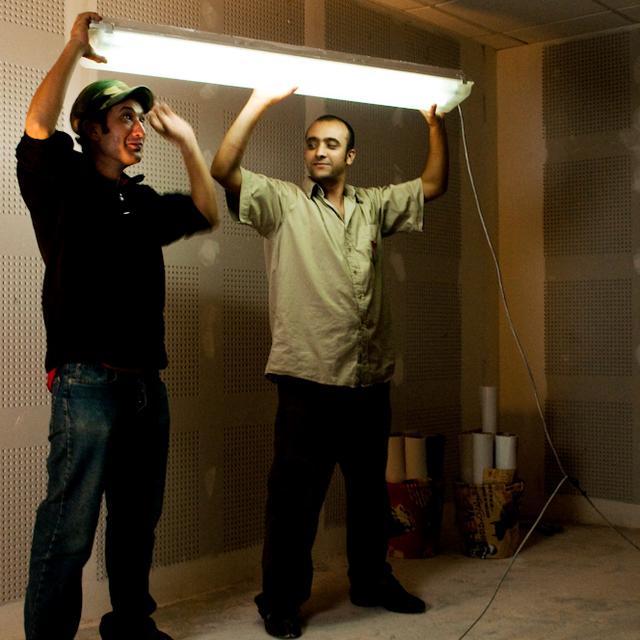 Mohamed Merhari et Hicham Bahou dans les locaux en chantier du "Boultek", au Technopark de Casablanca. [alexandre dupeyron]