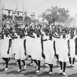 De jeunes Togolaises assistent le 05 mai 1960 à Lomé à un défilé à l'occasion de la proclamation de l'indépendance du Togo, ancienne colonie française.