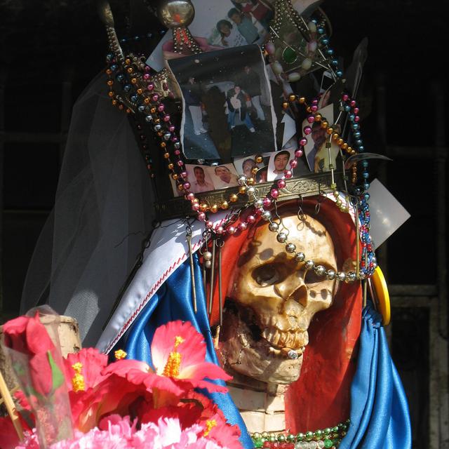 Une effigie du culte de Santa Muerte. [Wikimédia]