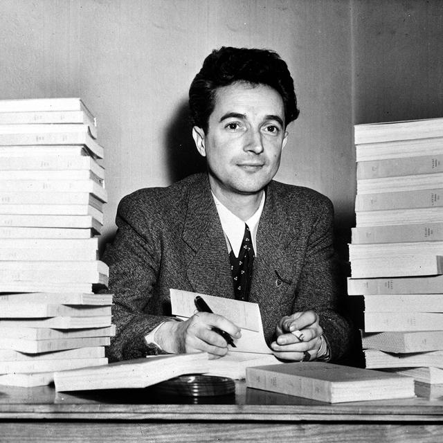 Jean Cayrol, écrivain français, en 1947. [Roger-Viollet/AFP]