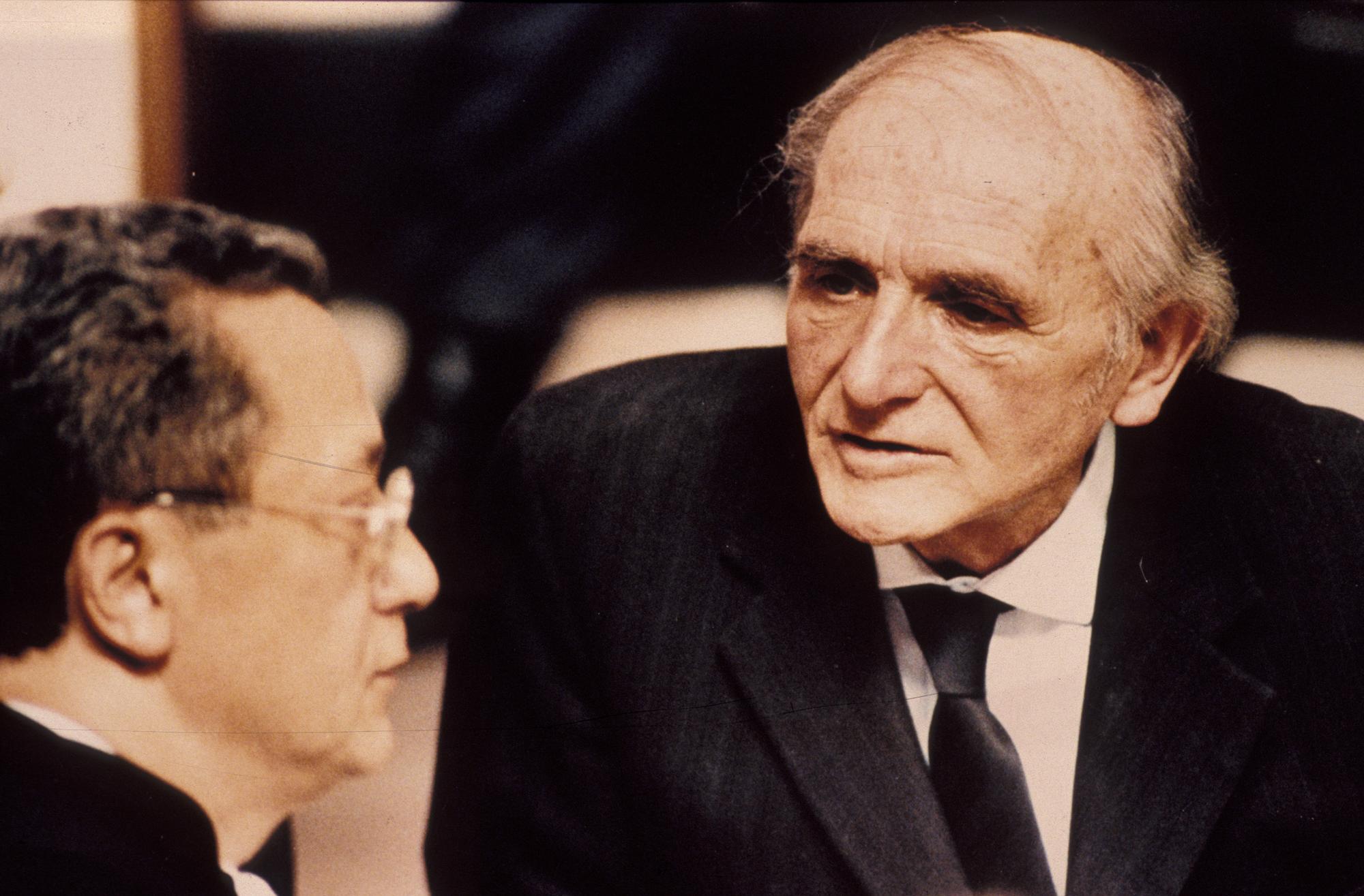 Klaus Barbie (droite) lors de son procès à Lyon en 1987. Il était défendu par l'avocat Jacques Vergès.