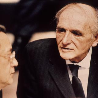 Klaus Barbie (droite) lors de son procès à Lyon en 1987. Il était défendu par l'avocat Jacques Vergès.
