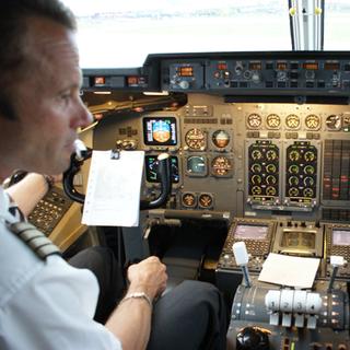 Le check d'avant vol, une opération où la collaboration entre les deux pilotes est indispensable [RTS - SD]