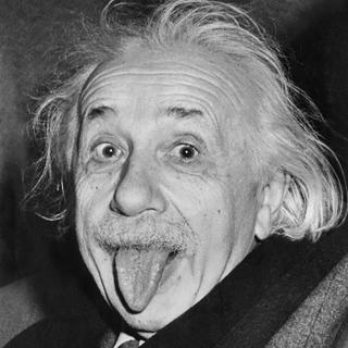 La célèbre photo d'Einstein tirant la langue aux photographes à son 72e anniversaire. [Arthur Sasse]