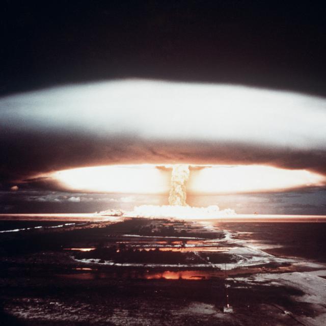 Photo prise en 1971 lors d'une explosion nucléaire sur l'atoll de Mururoa.
