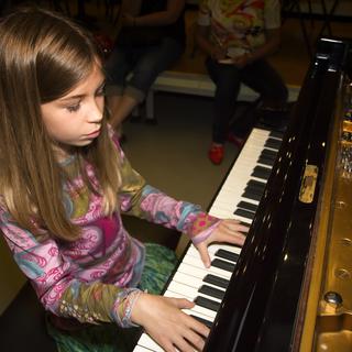 17 juin 2011, à l'occasion de la 9e Schubertiade des enfants: Mathilde Voyame (9 ans) au piano au Studio 15. [Alexandre Chatton]