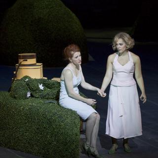 Laura Claycomb (Konstanze) et Rachele Gilmore (Blondchen) dans "L’Enlèvement au Sérail" de Mozart. [geneveopera.com - Vincent Lepresle]