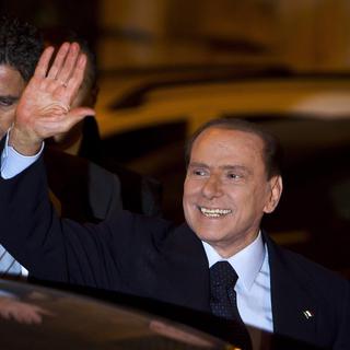 Silvio Berlusconi saluant ses supporters en quittant le Palais Grazioli à Rome, le 13 novembre 2011. [Massimo Percossi]
