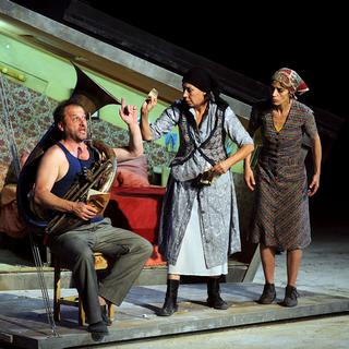 Patrick Pineau (gauche), Anne Alvaro (centre) et Sylvie Orcier (droite) dans "Le suicidé". [Gérard Julien]