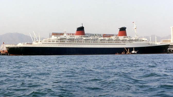 Le paquebot France dans le port de Hong-Kong, lors de son dernier tour du monde en 1974. [Domaine public - DanMS]