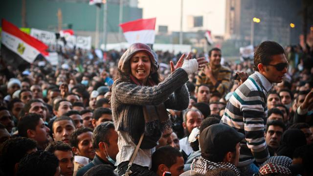 En ce 23 novembre 2011 sur la place Tahrir en Egypte, les gens continuent de protester contre le pouvoir militaire. [Mosa'ab Elshamy]