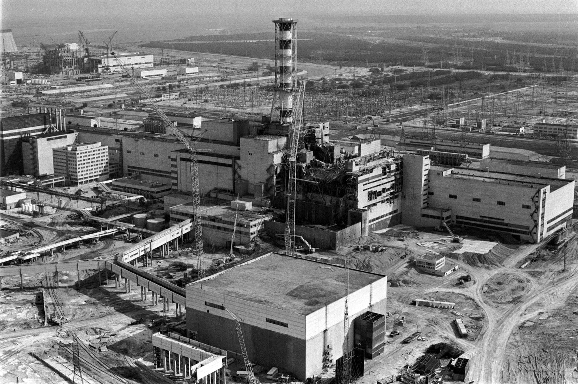 Photo de la centrale nucléaire de Tchernobyl prise en avril 1986 et sur laquelle on voit la destruction du réacteur n°4. [Vladimir Repik]