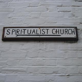 Pour en savoir un peu plus sur les médiums anglais et sur les églises spiritualistes, rencontre avec la médium Janet Parker. [Flickr - Rachel Beer]