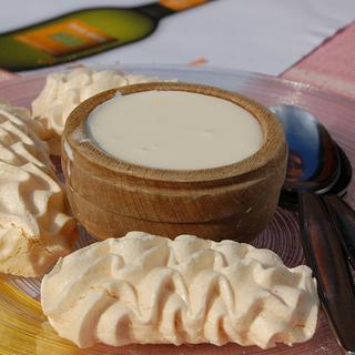 Meringues et crème double de Gruyère. [martha_jean / Flickr]