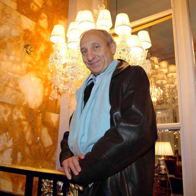 FRANCE, Paris : French writer Jean Hatzfeld poses 12 November 2007 in Paris, after receiving the 2007 French literature prize Prix Medicis, one of the France's most prestigious literary awards, for his book "La stratégie des antilopes" published by Le Seuil. [Patrick Kovarik]