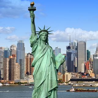 New York et la statue de la Liberté. [noel moore]