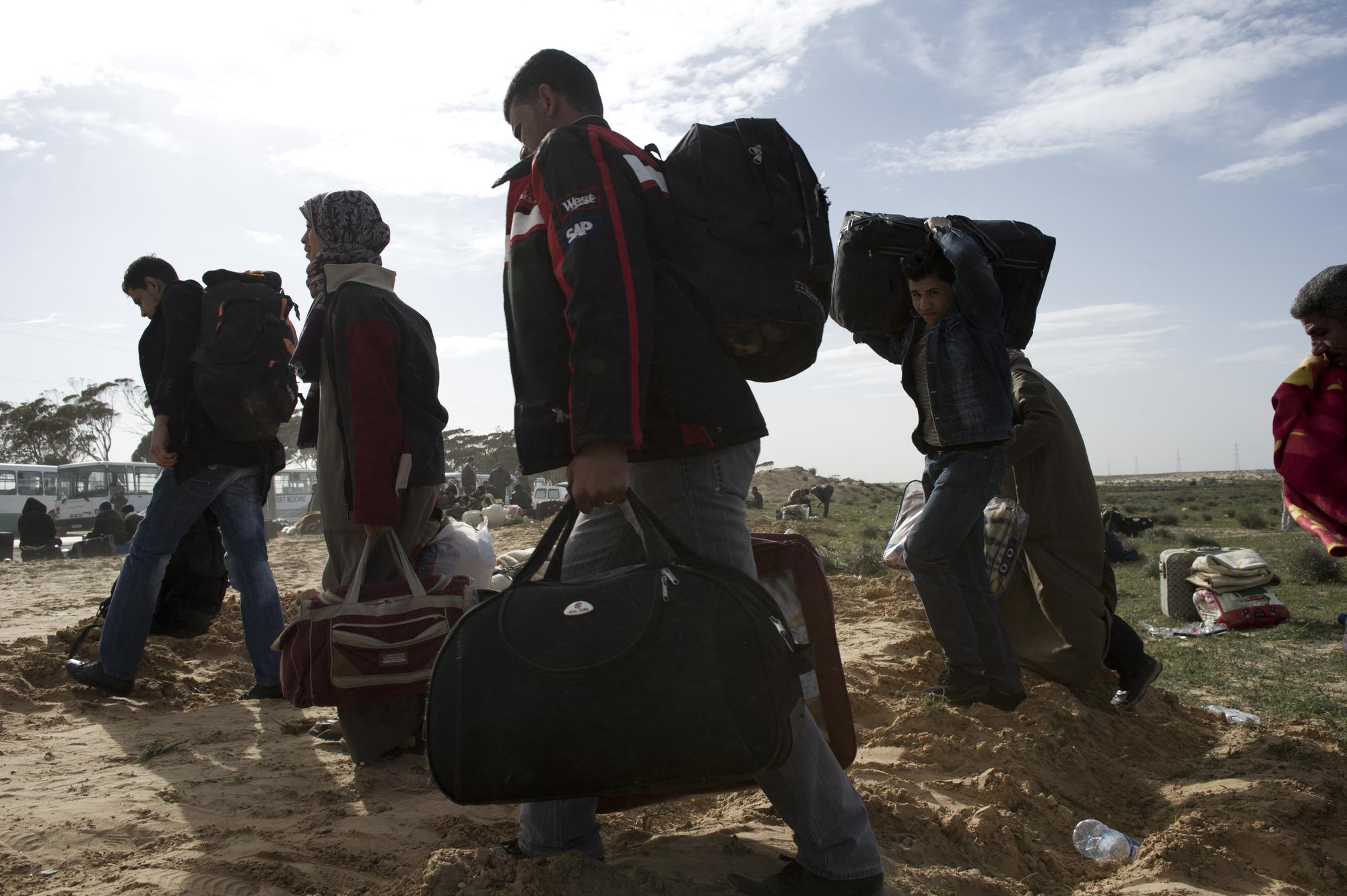 Des Egyptiens quittant la Libye par la Tunisie. [AFP - Fred Dufour]