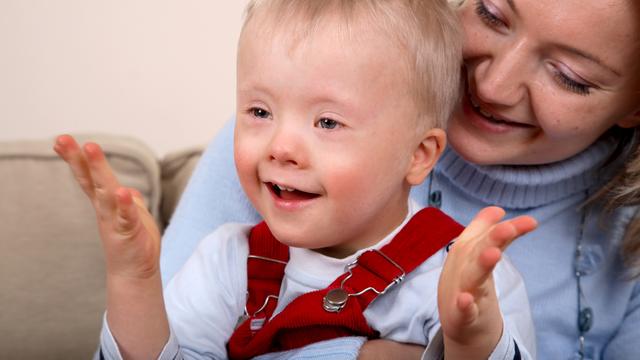 Mère tenant un enfant handicapé. [Tomasz Markowski]