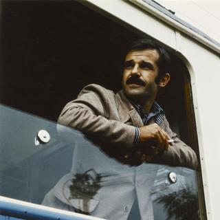 Mani Matter dans le tram de Worb à Berne, en 1972: photo destinée à la couverture de l’album "Ir Ysebahn". [Rodo Wyss]