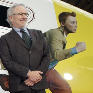 Steven Spielberg pose devant le train spécial Thalys aux couleurs de Tintin pour la première de son film à Paris, le 22 octobre 2011. [Thomas Samson.]