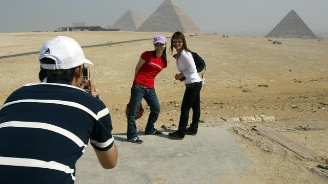 En Egypte, la visite des pyramides est un lieu incontournable pour les touristes. [Cris Bouroncle]