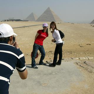 En Egypte, la visite des pyramides est un lieu incontournable pour les touristes. [Cris Bouroncle]