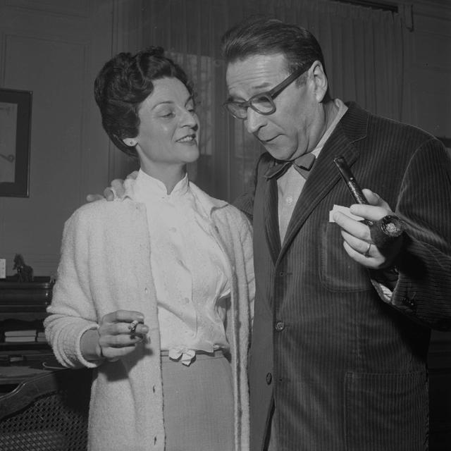 Georges Simenon et sa femme à Echandens (Suisse) en 1963. [Roger Viollet / AFP]