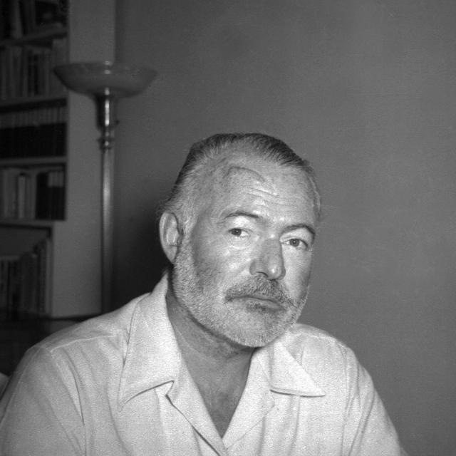 Ernest Hemingway dans sa maison de San Francisco de Paula à Cuba, le 21 août 1950.