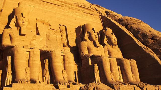 Abou Simbel, temples de Ramses II au bord du lac Nasser. [hemis.fr / AFP - Marc Dozier]