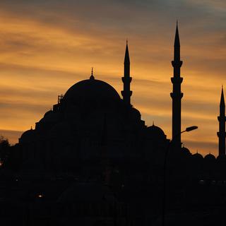 Coucher de soleil sur la Mosquée Süleymaniye à Istanbul. [Thierry Brésillon/Godong]