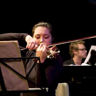 Ambra Nesa, violoniste, en dernière année de bachelor à l'HEMU (classique), et Jérome Jeanrenaud au piano, en première année de master à l'HEMU (jazz). [Catherine Rüttimann]