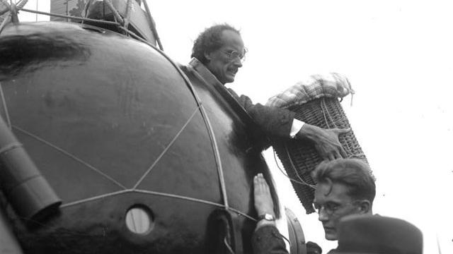 Auguste Piccard prépare son départ en ballon, en 1932. [Wikipedia Commons: DeutschesBundesarchiv]