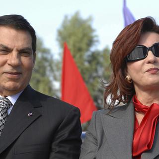 Leila Ben Ali, ici en compagnie de son mari, était à l'origine d'une généralisation de la corruption en Tunisie, dont les principaux bénéficiaires étaient les membres de sa propre famille, les Trabelsi, qualifiée selon les observateurs ainsi que par les services de l'ambassade américaine en Tunisie de "clan quasi-mafieux". [Hassene Dridi]