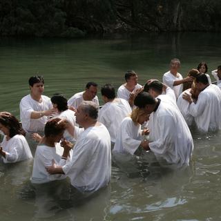 Des chrétiens évangélistes brésiliens entrain de se faire baptiser. [Gali Tibbon]