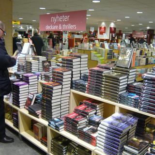 Les rayonnages des librairies suédoises croulent sous la production des auteurs locaux. [Frédéric Faux]